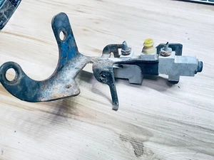 1988 - 1994 GMC Sierra c1500 k1500   Brake Proportioning Valve oem d67 - Picture 1 of 3