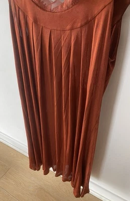 Vestido plisado de seda Fendi con escote emplumado de poliéster - IT42 UK 10 Foto 1 de 4