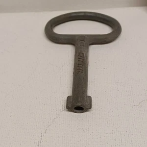 CHIAVE VINTAGE BIG RITTAL 5 METALLO PESANTE GOFFRATO - Foto 1 di 8
