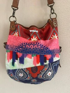 Bolso Bandolera Pequeño Multicolor DESIGUAL Detalle Inferior - Imagen 1 de 7