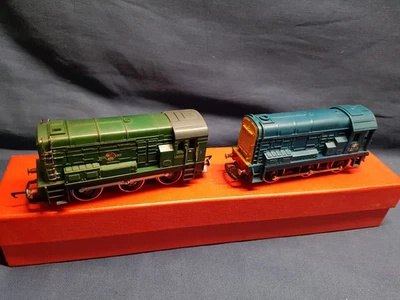 2X HORNBY BR GREEN & BLUE 0-6-0 CLASS O8 DIESEL SHUNTERS 13012, D3035 GOOD UNBXD - Image 1 of 4