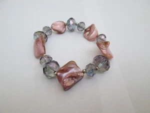 BRACCIALE ELASTICO CON PERLE IN VETRO MULTICOLORE E CONCHIGLIA - Foto 1 di 3