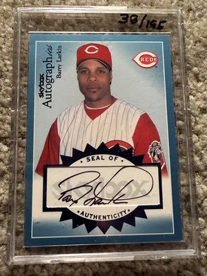 BARRY LARKIN 2004 Fleer Skybox Autographics Autograph 38/195 CINCINNATI REDS HOF - Image 1 of 2