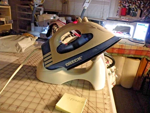 ORECK STEAM IRON JP8100CB ~ Cord-Free/Corded ~ Stand WORKS GREAT! BLUE WHITE - Picture 1 of 5