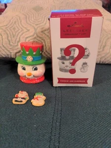 2022 Hallmark Keksdose Überraschungsbox Andenken Ornament Club Exclusive ROTER HUT - Bild 1 von 7