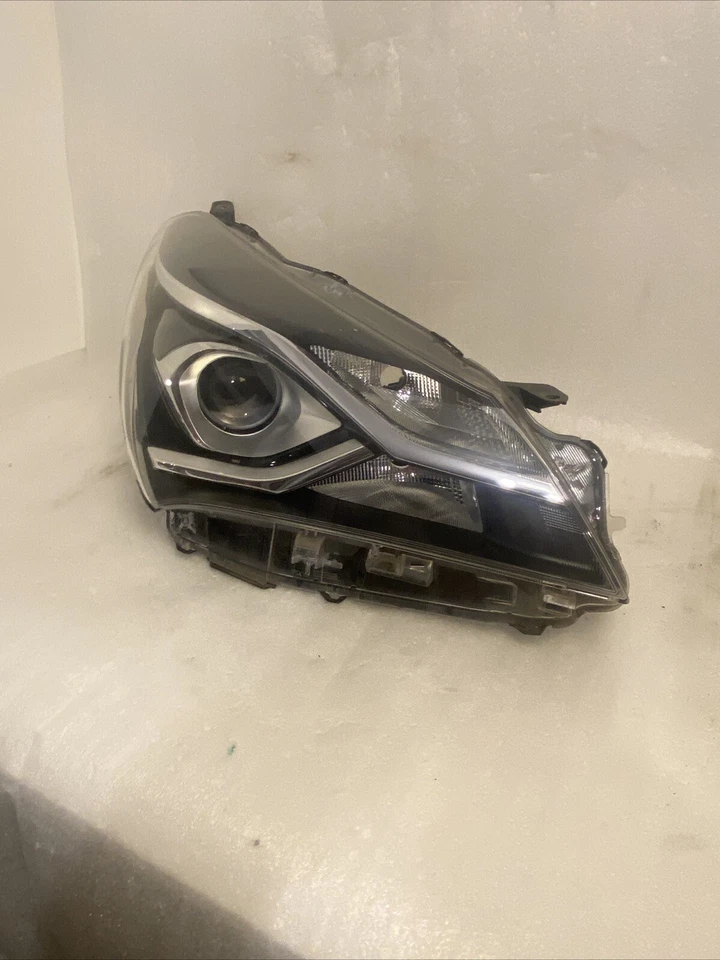 Frontscheinwerfer Toyota Yaris P 13  Rechts Scheinwerfer Headlight - Bild 1 von 4