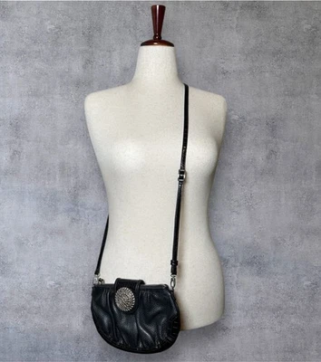 Organizador de Cartera Brighton Negro con Marca de Metal; Cuero; Bandolera Foto 1 de 4