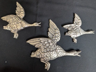 Lote De Colección De 3 Gansos Voladores Colgante De Pared Placa Patos Decoración Arte MCM Metal Fundido Foto 1 de 4
