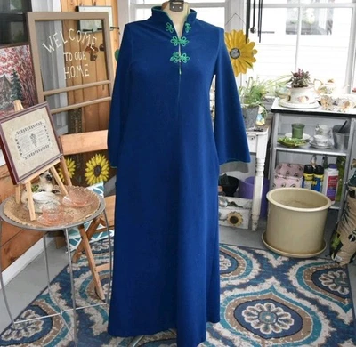 Bata marrón David de inspiración asiática de los años 70 - mangas campana azul y verde, talla pequeña Foto 1 de 4