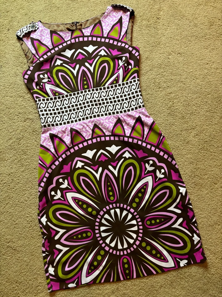 Платье-футляр Nicole от Nicole Miller с принтом медальон шелковистое богемное длина до колена 4 - Изображение 1 из 4