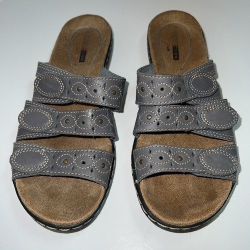 Sandali Clarks Collection in pelle regolabili con tre cinturini e borchie misura 6 M