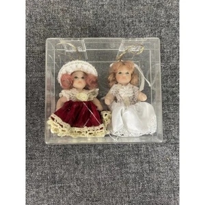 DE COLECCIÓN DG CREATIONS Conjunto de Adornos de Muñeca de Porcelana Navidad Niñas Rojo Blanco Vestido - Imagen 1 de 10