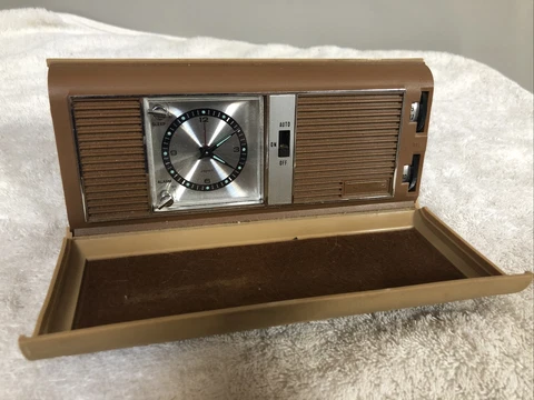 Vintage Realistic Wind Up Travel Alarm Clock Radio ~ Made in Japan Cover