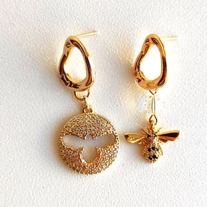 New hand made Spain rare earrings Unique Assymetrical Cubic Zirconia Golden tone - Picture 1 of 9