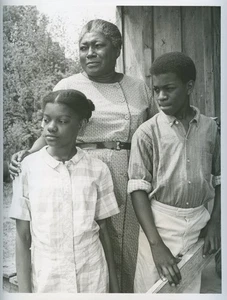 I KNOW WHY THE CAGED BIRD SINGS 7x9 b/w Press Photo/ Cast Pose - Picture 1 of 2