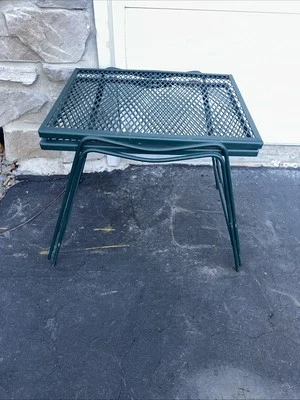 Par de mesas de patio modernas de malla de hierro forjado verde de mediados de siglo vintage Foto 1 de 4