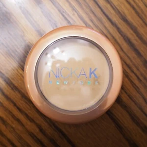 New NICKA K New York SHELL MP704 Mineral Concealer 0.15 Oz - Picture 1 of 2