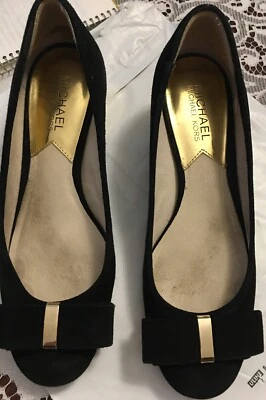 Zapatos de salón Michael Michael Kors para mujer de gamuza negros talla 7,5 dorados talla 7 M, usados en excelente estado Foto 1 de 4