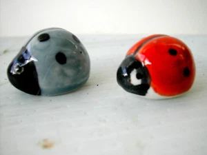 * Miniature statuette en porcelaine - LES 2 COCCINELLES - Picture 1 of 3