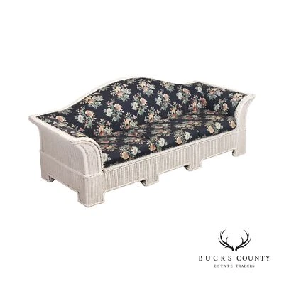 Sofá tradicional camelback de mimbre blanco Foto 1 de 4