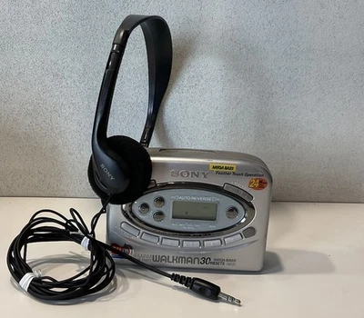 Sony Walkman WM-FX477 FM/AM Cassette Player Funzionante Cinghia Nuova Con Cuffie - Immagine 1 di 4