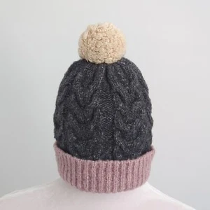Gorro Pistil Cable Tejido Pom Pom Gris Rosa Pálido - Imagen 1 de 8