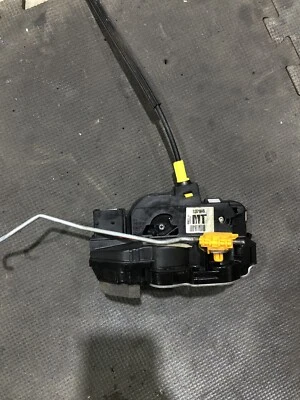 Actuador de bloqueo de pestillo de puerta trasera derecha para pasajero Chevrolet Trax 2017-2020 Foto 1 de 4