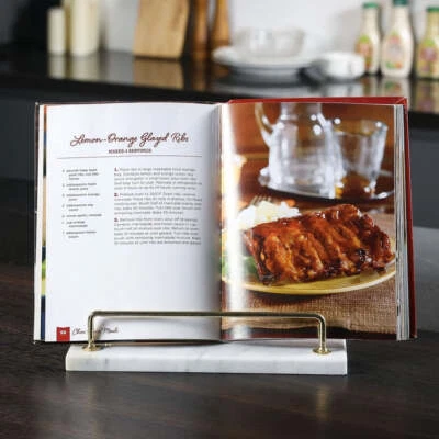 Encimera de cocina de metal y mármol blanco tono latón soporte para libros de cocina soporte para recetas Foto 1 de 4