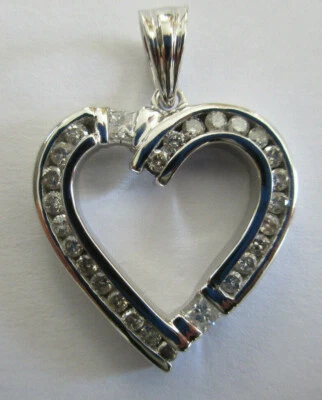 Colgante corazón diamante oro 14K diamante = 1,25 quilates valor 5,60 gramos = $5.750 Foto 1 de 4