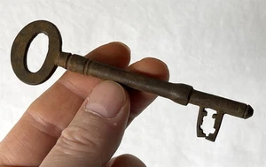 Grande chiave vintage antica in metallo scheletro/ornamento/scape room 10,5 cm #55-621 - Foto 1 di 5