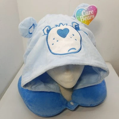 Подушка для шеи дорожная Care Bears Grumpy Bear с вышитым капюшоном - Изображение 1 из 4