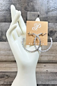 Plunder Design "Madonna" Earrings -  Silver scalloped hoops! Retired! New in Box - Picture 1 of 7