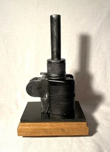 Support display stand for Uzi SMG bayo. with wooden base - Picture 1 of 5