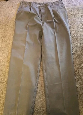 Pantalones plisados caqui Van Heusen para hombre talla 36 X 32   Foto 1 de 4