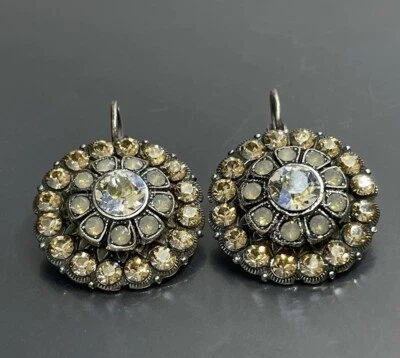 "Pendientes colgantes perforados con flores de cristal AB beige enchapados en plata Mariana 1 1/8""" Foto 1 de 4
