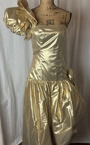 Vestido de fiesta de graduación metálico dorado vintage de los 80 pequeño lamé lámina con volantes en capas - Imagen 1 de 9