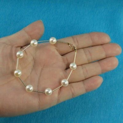 Brazalete de perlas cultivadas blancas tubo torcido de oro amarillo de 14k Foto 1 de 4