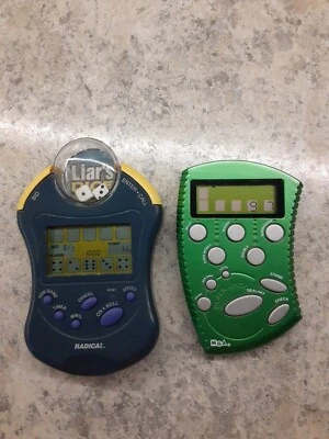 Lote (2) Radica Liar's Dice & MGA Blackjack Juegos Electrónicos Portátil Funcionando Foto 1 de 4