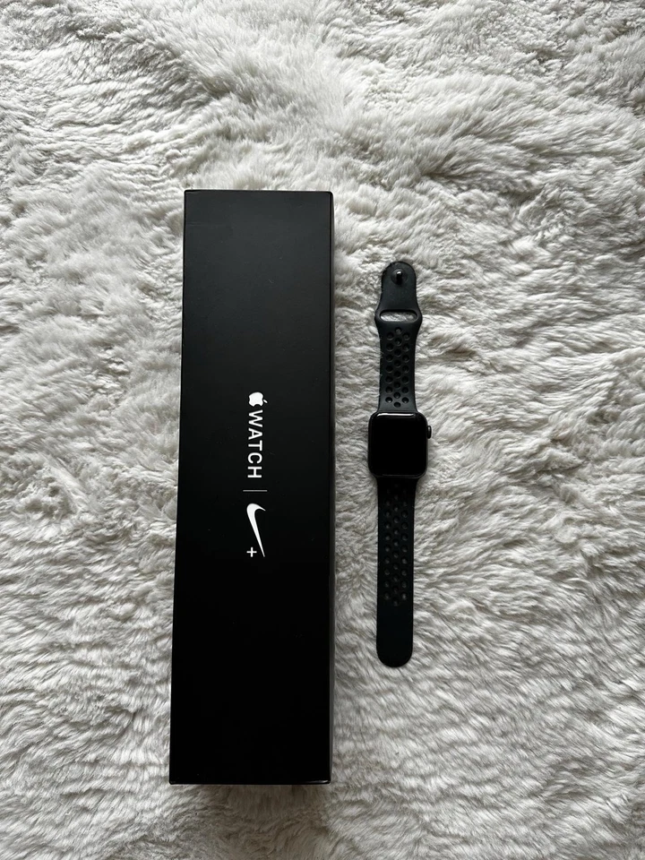 Apple Watch Series 4 Nike Edition - 44mm, Schwarz, neuwertig - Bild 1 von 1