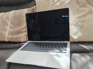 Apple MacBook Air 13in (256GB SSD, M1, 8GB) Laptop - Silver -AZERTY KEYBOARD  - Afbeelding 1 van 12