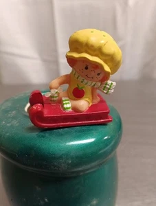 Minifigura Apple Dumplin Invierno Bufanda Trineo Vintage 1982 - Imagen 1 de 5