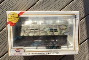MODEL POWER 1/87 HO MUNITIONS DEPOT W/ LIGHTS & TANK & 2 PAINTED FIGURES 668 F/S - Picture 1 of 22