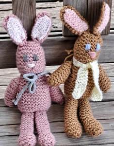 Anne Gillespie Un orso Due orsi 11 pollici conigli pasquali all'uncinetto marrone e rosa - Foto 1 di 5