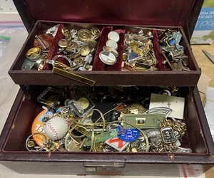 Vintage Schmuckkästchen gefüllt mit Modeschmuck Konvolut Pins Clips Vintage 150 plus - Bild 1 von 11
