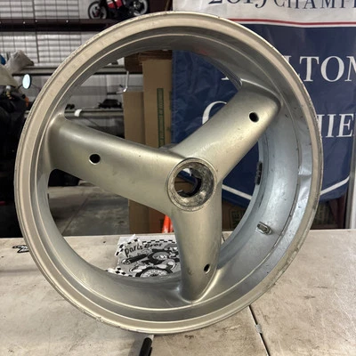 Rueda trasera recta Triumph Daytona 955i SSSA 1997-2005 OEM Foto 1 de 4