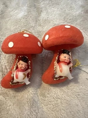 RARO! Antigo 1950-60 boneco de neve flocado montando cogumelo enfeites de Natal kitsch - Imagem 1 de 4