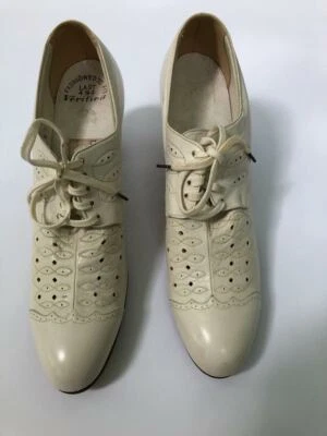 vintage 40s detailed white leather lace-up oxfords heels granny shoes sz 6 N - Image 1 of 4