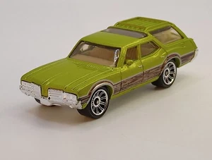 2010 Matchbox Oldsmobile '71 Vista Cruiser Station Wagon Green W/ Dogs - Picture 1 of 10