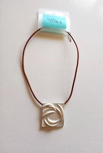 LES BIJOUX DE LORA COLLIER EN CORDON EN CUIR AVEC PENDENTIF EN ACIER INOXYDABLE - Picture 1 of 5