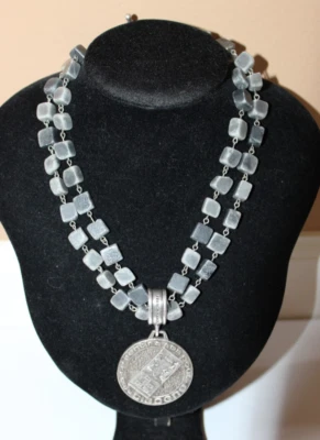 COLAR DE CONTAS CINZA MEDALHÃO DE PRATA FRANCÊS KANDE COM 2 SUPORTES - Imagem 1 de 4